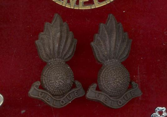 Royal Artillery WW2 plastic economy collar badges