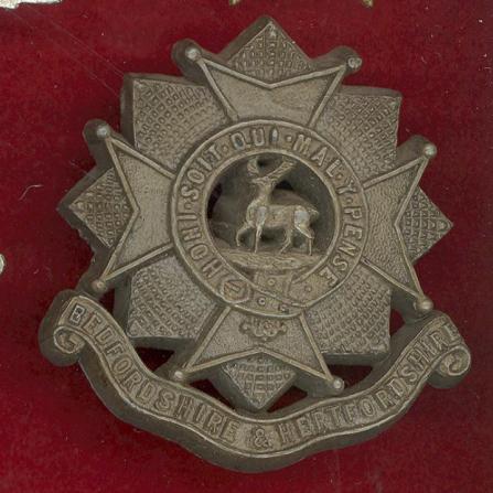 Bedfordshire & Hertfordshire Regt WW2 plastic economy cap badge