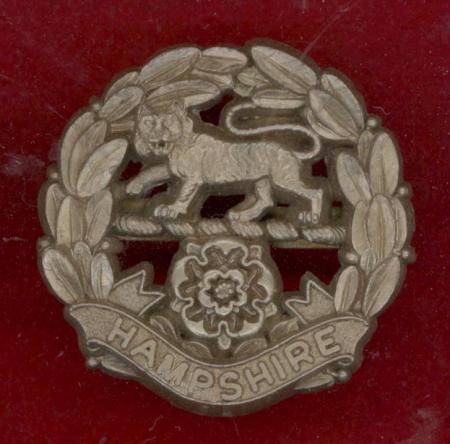 Hampshire Regt WW2 plastic economy cap badge 