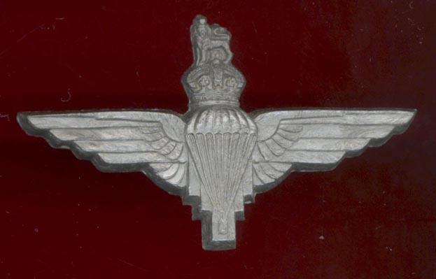 Parachute Regiment WW2 1st pattern plastic economy beret badge.
