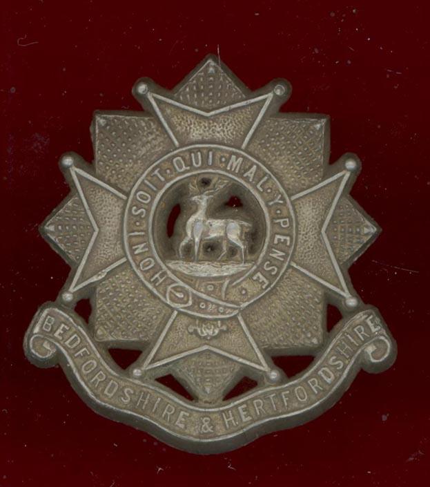 Bedfordshire & Hertfordshire Regt WW2 plastic economy cap badge