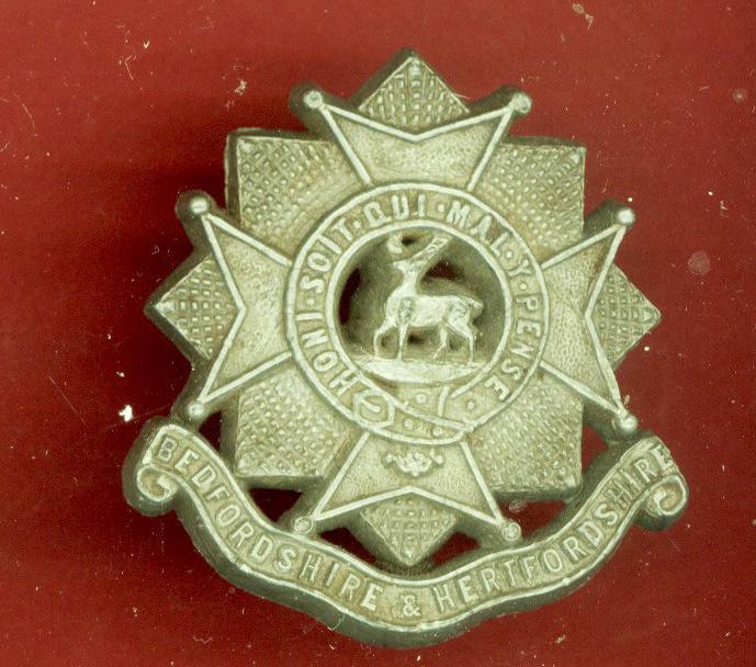 Bedfordshire & Hertfordshire Regt WW2 plastic economy cap badge