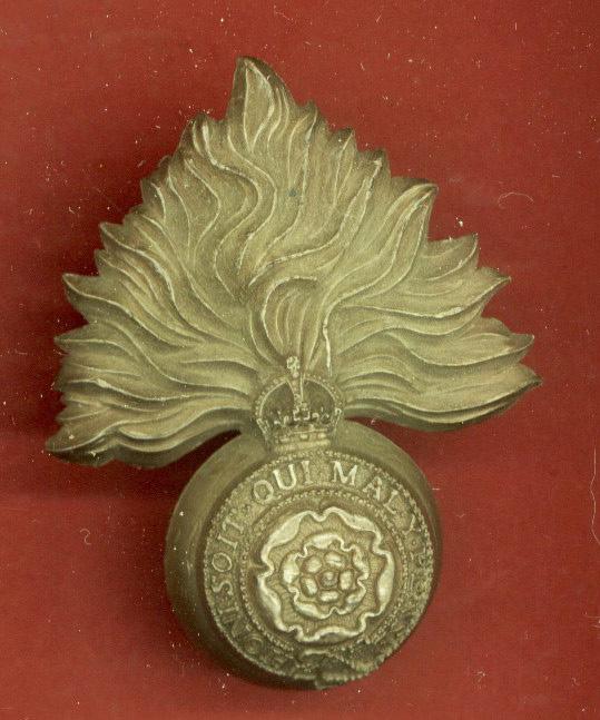 Royal Fusiliers City of London Regiment WW2 plastic economy cap badge