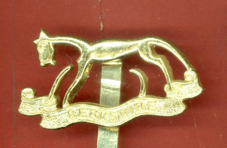 Berkshire Yeomanry gold staybright cap badge