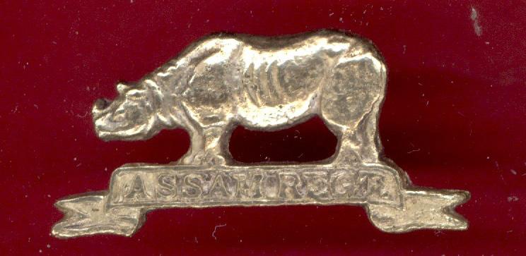India) The Assam Regiment – White Metal Cap Badge – Steady The Buffs  Militaria