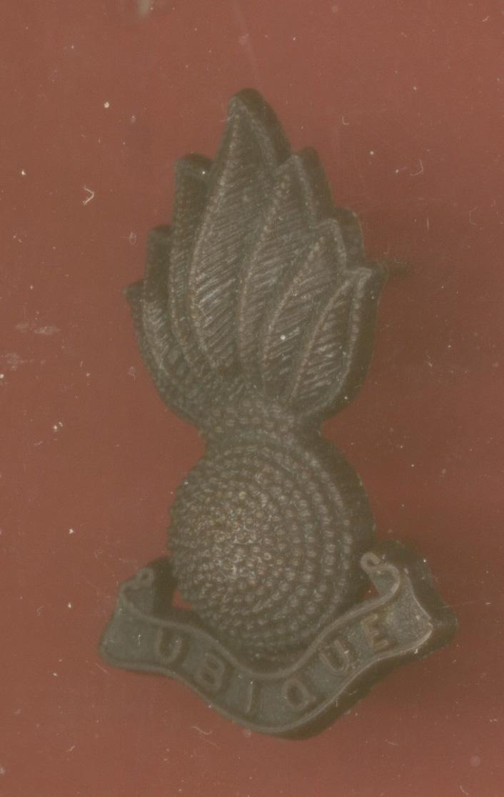 Royal Artillery WW2 plastic economy collar badge