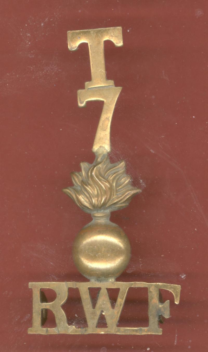 T / 7 / Grenade / R.W.F. Royal Welsh Fusiliers  WW1 shoulder title